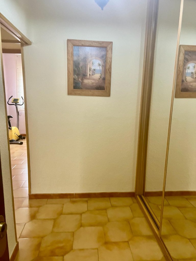 Piso amplio exterior a 10 minutos andando cerca del centro y de todos los servicios.